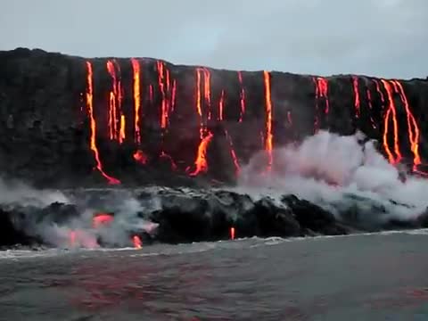 تدفق الحمم البركانية في المياه