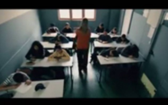 معلمة فرنسية مع طفل مسلم مؤثر جداً