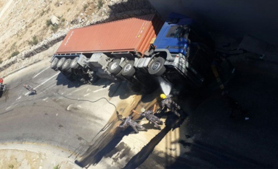 صور | انقلاب شاحنة يتسبب بإغلاق طريق المطار