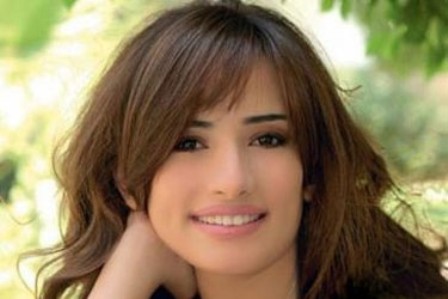 زينة ترد على تهنئة مي عز الدين بعد كسبها قضية نسب التوأم