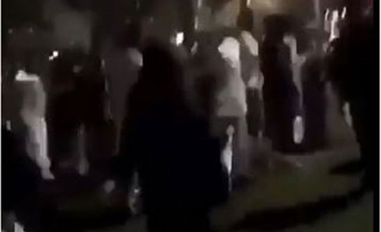 شاهد بالفيديو .. فتاة تشتبك مع مجموعة شباب بعصا شاهد بالفيديو .. فتاة تشتبك مع مجموعة شباب بعصا