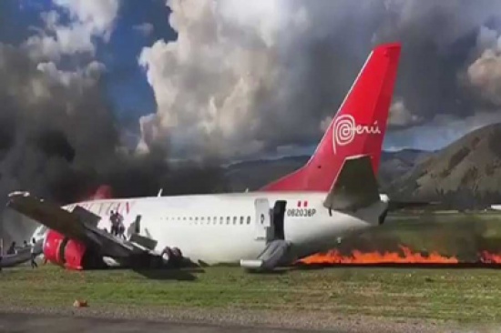 بالفيديو: لحظة سقوط واحتراق طائرة على متنها 141 شخصاً