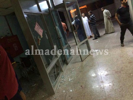 بالصور : وفاتان وتحطيم قسم الطوارئ في مستشفى الرمثا واحراق منازل وسيارات بسبب مشاجرة