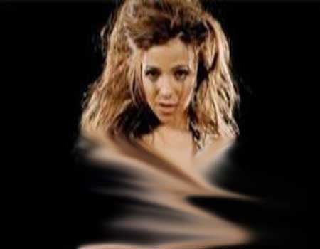 عارضة أزياء سعودية مهددة بقطع الرأس