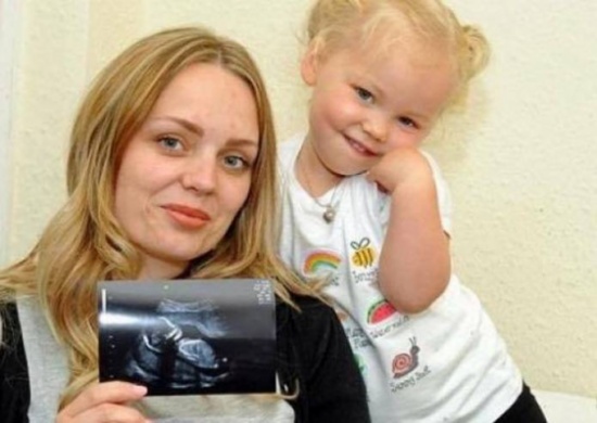 شاهد.. طفلة ترى شقيقتها في بطن أمها