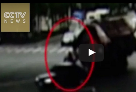 شاهد.. رجل محظوظ ينجو من انقلاب شاحنة بجانبه