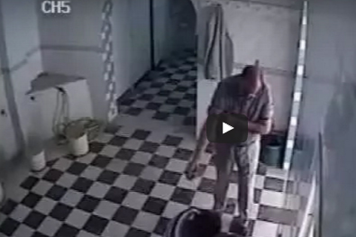 شاهد.. رجل يسرق أموالًا من أحد المصلين داخل مسجد