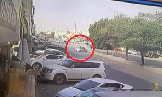 شاهد.. لحظة تعرض دورية مرور لحادث وصدمها عدداً من السيارات في شارع عام