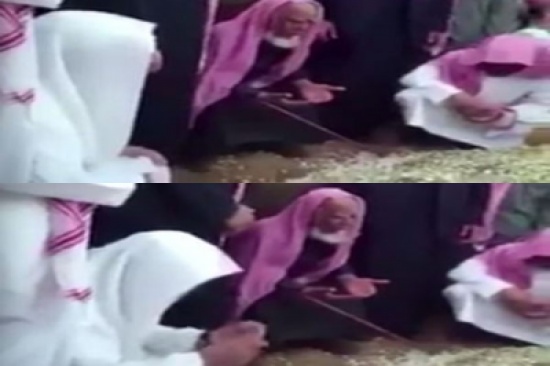 شاهد: مقطع مؤثر لوالد الداعية صالح الحمودي وهو يدعو عند قبر ابنه شاهد: مقطع مؤثر لوالد الداعية صالح الحمودي وهو يدعو عند قبر ابنه