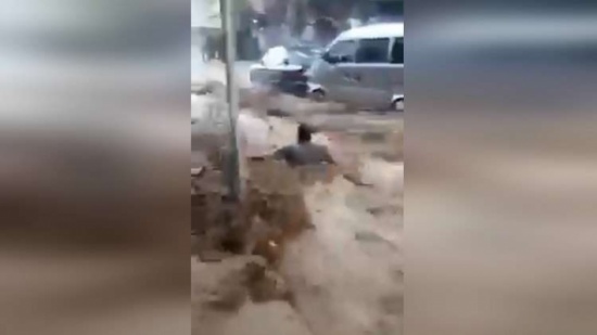 بالفيديو: سيول في دمشق تجرف المارة والسيارات