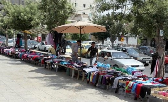 إربد: مصادرة مواد تموينية معروضة على البسطات إربد: مصادرة مواد تموينية معروضة على البسطات