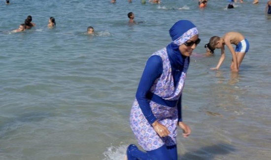 وزير الداخلية الفرنسي يحذر من تشريع حظر البوركيني وزير الداخلية الفرنسي يحذر من تشريع حظر البوركيني