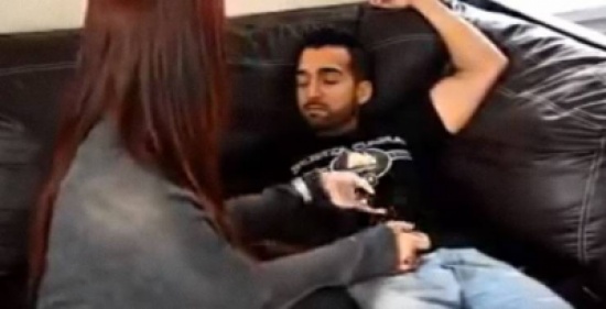 فيديو| شاهد ماذا فعلت هذه الفتاة مع هذا الشاب وهو نائم؟ فيديو| شاهد ماذا فعلت هذه الفتاة مع هذا الشاب وهو نائم؟