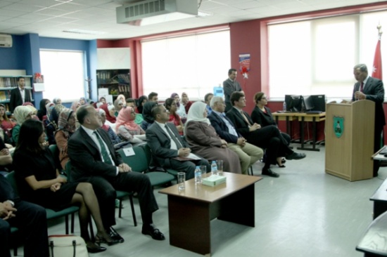 كلية اللغات في "الأردنية" تقيم أسبوعا ثقافيا أمريكيا