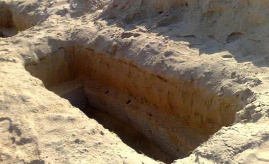 يقتل زوجته الثانية ويدفن ابنتهما حية يقتل زوجته الثانية ويدفن ابنتهما حية