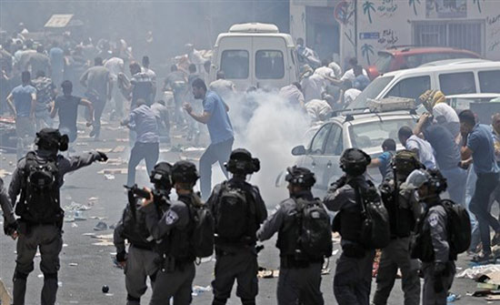 مواجهات بين فلسطينيين والاحتلال أثناء هدم منازل بالضفة مواجهات بين فلسطينيين والاحتلال أثناء هدم منازل بالضفة