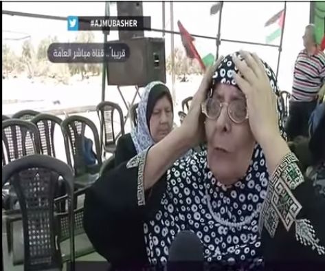 كلام مؤثر لمسنة فلسطينية على بوابة معبر رفح (فيديو) كلام مؤثر لمسنة فلسطينية على بوابة معبر رفح (فيديو)