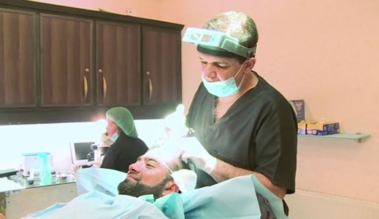 بالفيديو : عمليات زرع الشعر تلقى رواجا كبيرا في باكستان