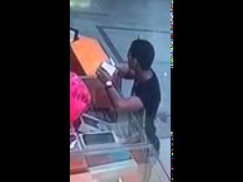 سعودي يسرق هاتفين ويفر هارباً (فيديو) سعودي يسرق هاتفين ويفر هارباً (فيديو)