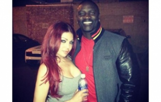 بعد Casper Smart هيفا وهبي تحتضن Akon " صور " بعد Casper Smart هيفا وهبي تحتضن Akon " صور "