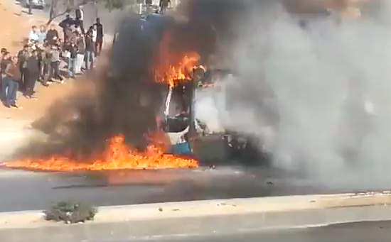 شاهدوا بالفيديو احتراق باص جامعة الهاشمية
