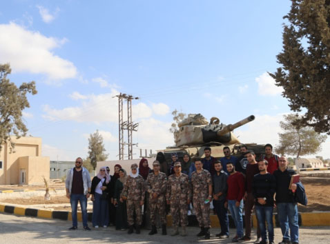 طلبة جامعة الزرقاء يزورون مدرسة الدروع الملكية