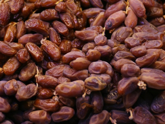 في اول يوم رمضان : اتلاف كمية كبيرة من " التمور " الفاسدة