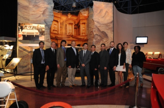 الوفد الطبي لمنظمة أطفال الحروب يزور متحف السيارات الملكي