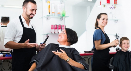 اكتشفي العلاقة بين مصففي الشعر والتحرش الجنسي