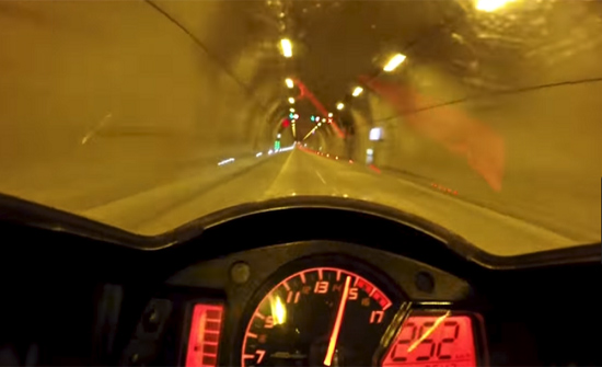 بالفيديو- اسبانيا : انزلاق دراجة سباق نارية من جبل إلى واد سحيق!