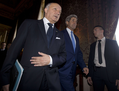 بدء اجتماع دولي في باريس حول غزة بحضور كيري ونظيريه التركي والقطري