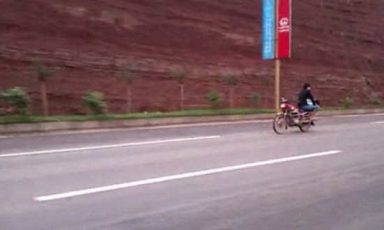 بالفيديو ..صيني يقود دراجة نارية بالمقلوب