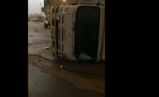 السعودية : بالفيديو.. انقلاب شاحنة بفعل الرياح القوية! السعودية : بالفيديو.. انقلاب شاحنة بفعل الرياح القوية!