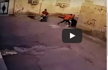 شاهد.. شابان يسحلان امرأة أمام طفلتها بعد سرقتها