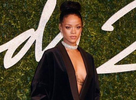 فضيحة مدوية تلاحق ريهانا بالصور
