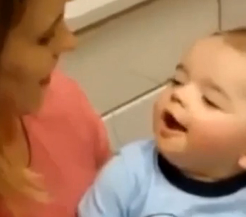 ردة فعل طفل أصم يسمع صوت أمه لأول مرة