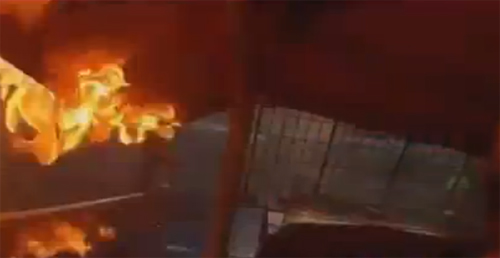 النيران تحاصر سائق سرعة أمريكي في سيارته