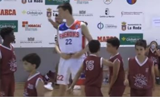 بالفيديو: هل هذا أطول طفل في العالم؟