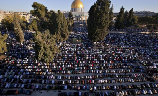 ربع مليون مصل أدوا صلاة الجمعة الاخيرة من رمضان في الاقصى