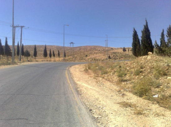 شكوى من تناثر حجارة البوزلانا على الطريق الملوكي ببصيرا