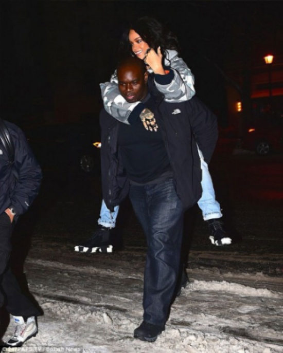 صور: حارس ريهانا العملاق يحملها في شوارع نيويورك