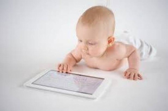 ما تأثير الـiPad على طفلك؟! ما تأثير الـiPad على طفلك؟!