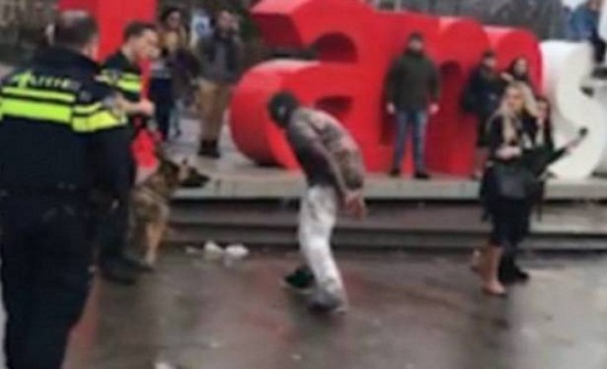 شاهد...كلب شرطة ينقض على رجل ويسحبه من سرواله شاهد...كلب شرطة ينقض على رجل ويسحبه من سرواله