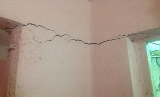 إخلاء منزل آيل للسقوط بالسلط