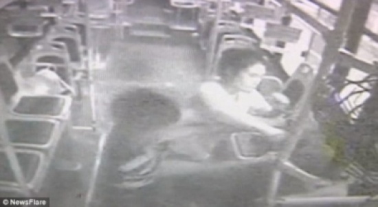 شاهد.. مُلاكِمة تلقن رجلاً تحرش بها درساً قاسياً