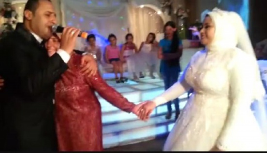 شاهد.. عريس يفجّر مفاجأة لوالدته !