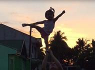 بالفيديو: طفلة في الثانية تؤدي حركات بهلوانية مذهلة