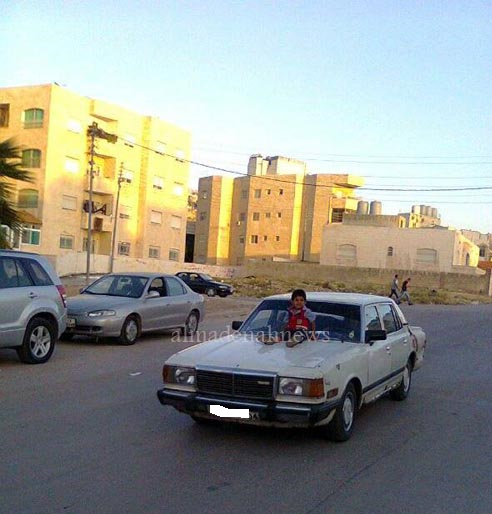 بالصور: أب يضع ابنه على مقدمة سيارته ويتجول به في شوارع عمان بالصور: أب يضع ابنه على مقدمة سيارته ويتجول به في شوارع عمان