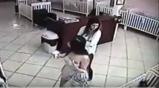 فيديو| شاهد ماذا فعلت فتاتين وكاميرا سرية تكشفهم! فيديو| شاهد ماذا فعلت فتاتين وكاميرا سرية تكشفهم!