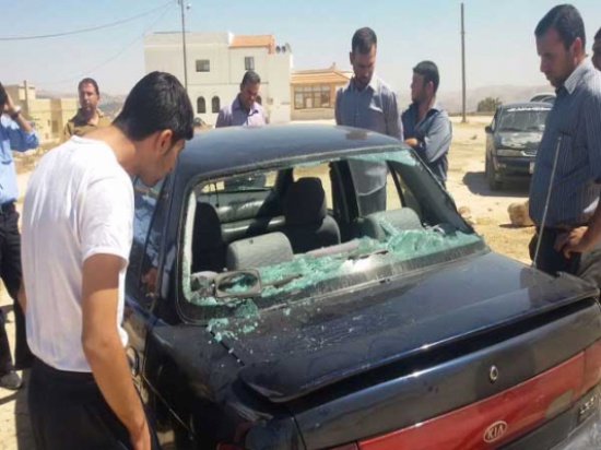 بالصور : طلاب يحطمون سيارة معلم في جرش